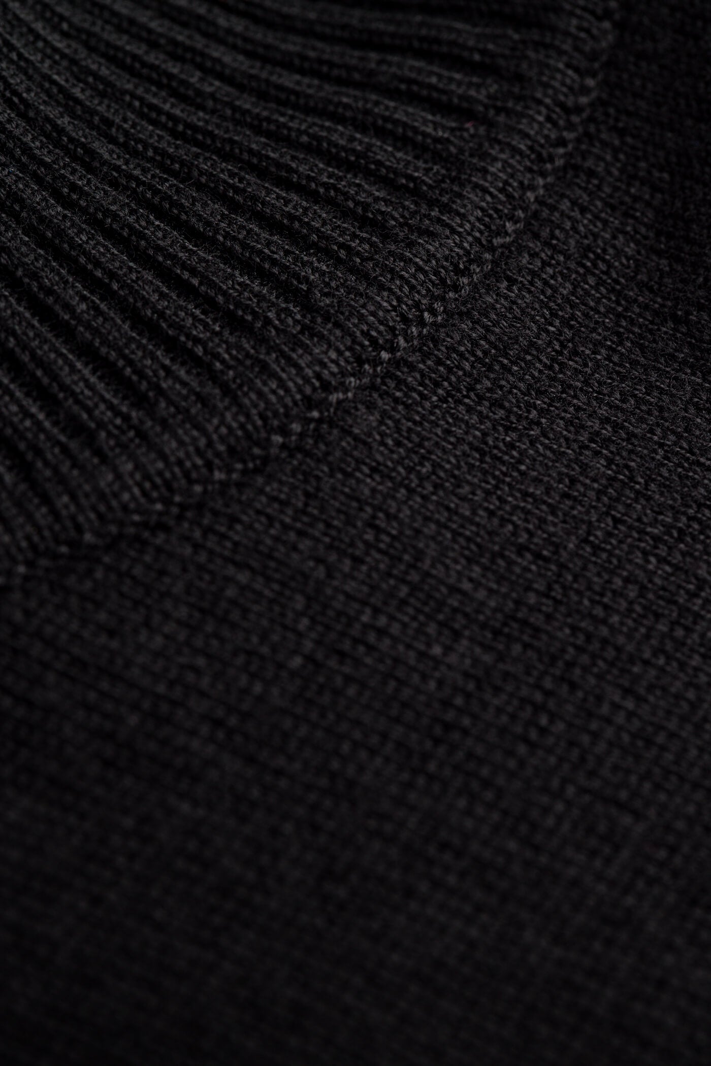 neulepusero frigole musta materiaali