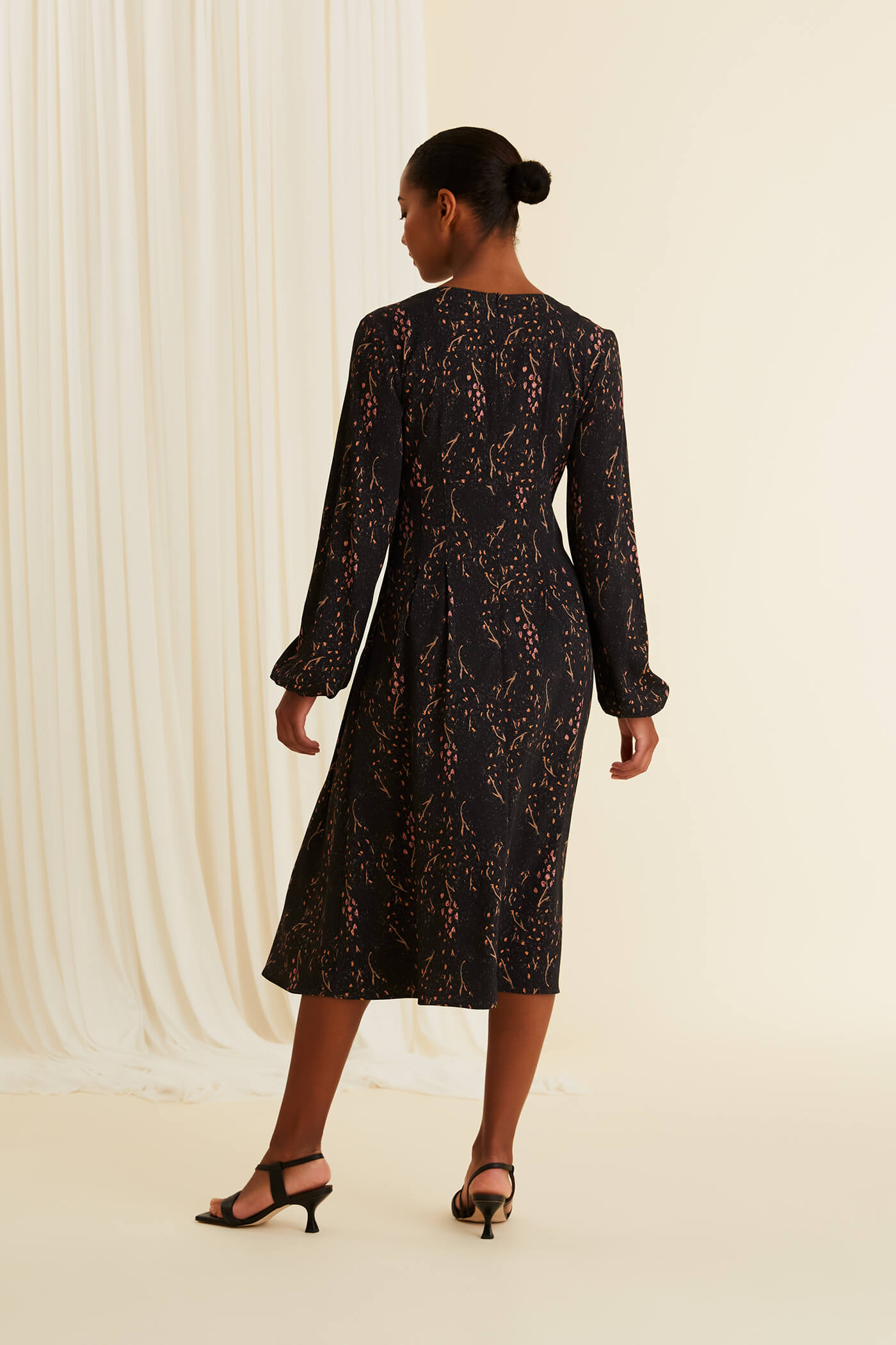 BRIANNA Kuosillinen mekko helene-print-monivari takaa