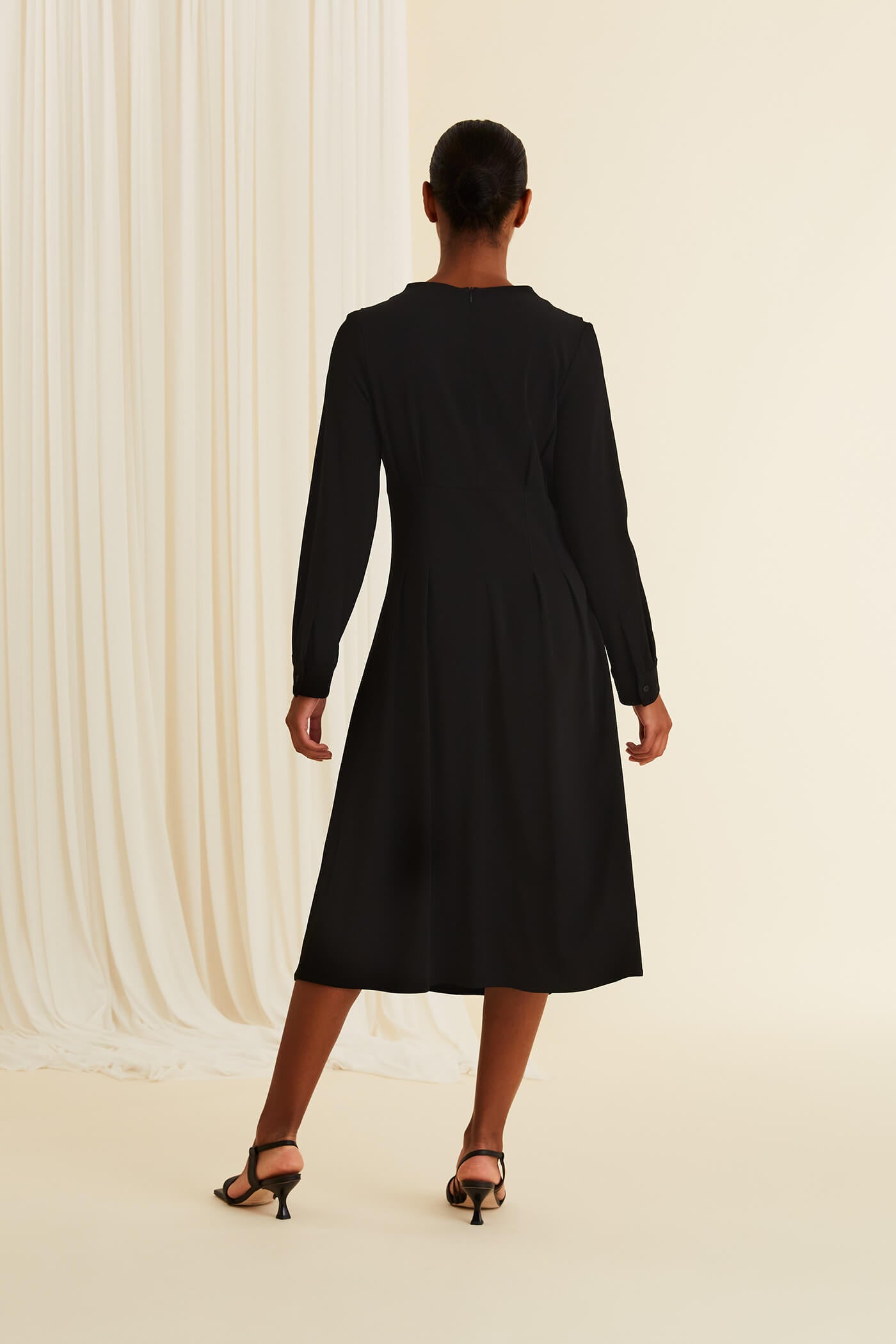 CARA Viskoosimekko musta takaa