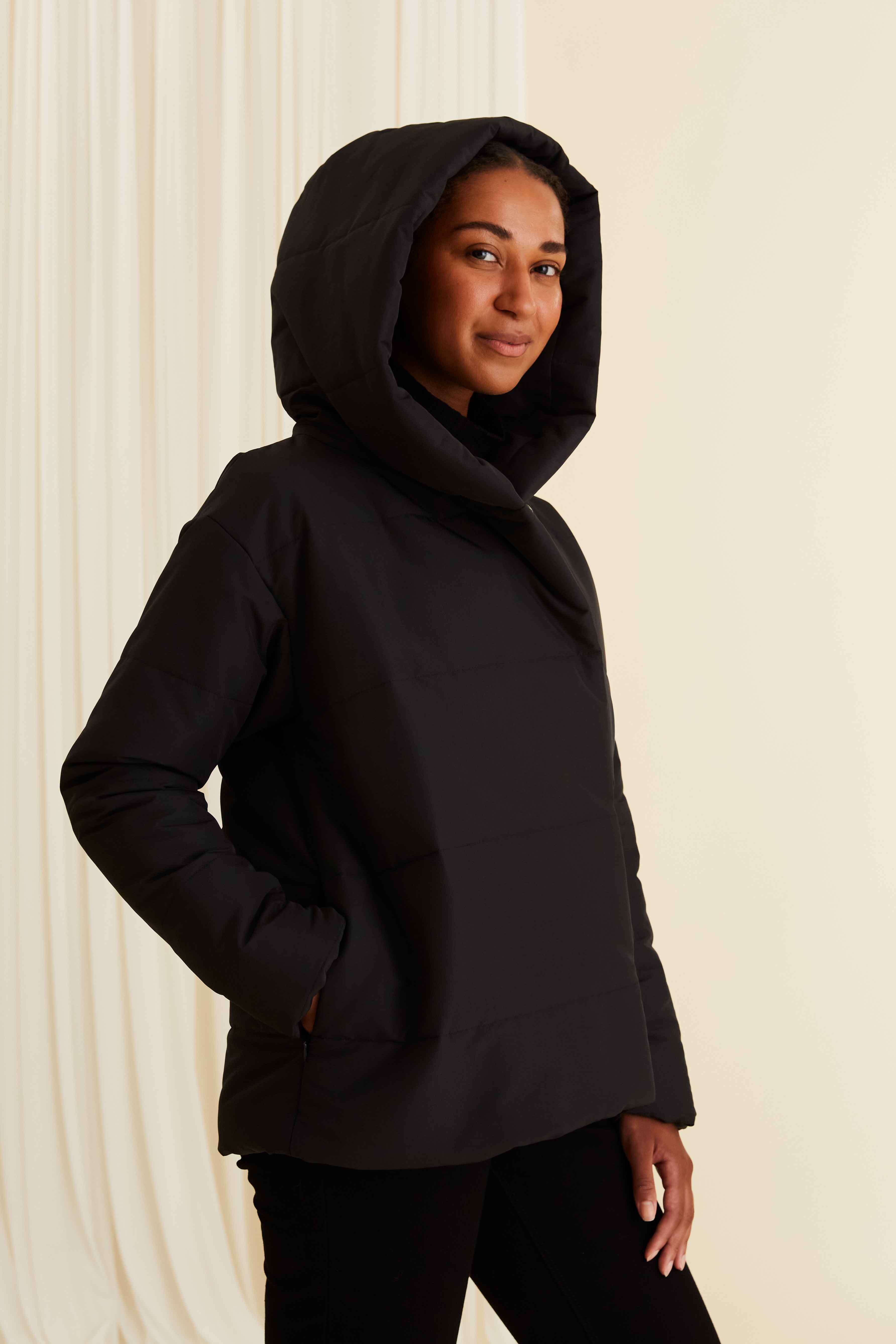 CHARLOTTE Lyhyt vettähylkivä toppatakki musta huppu