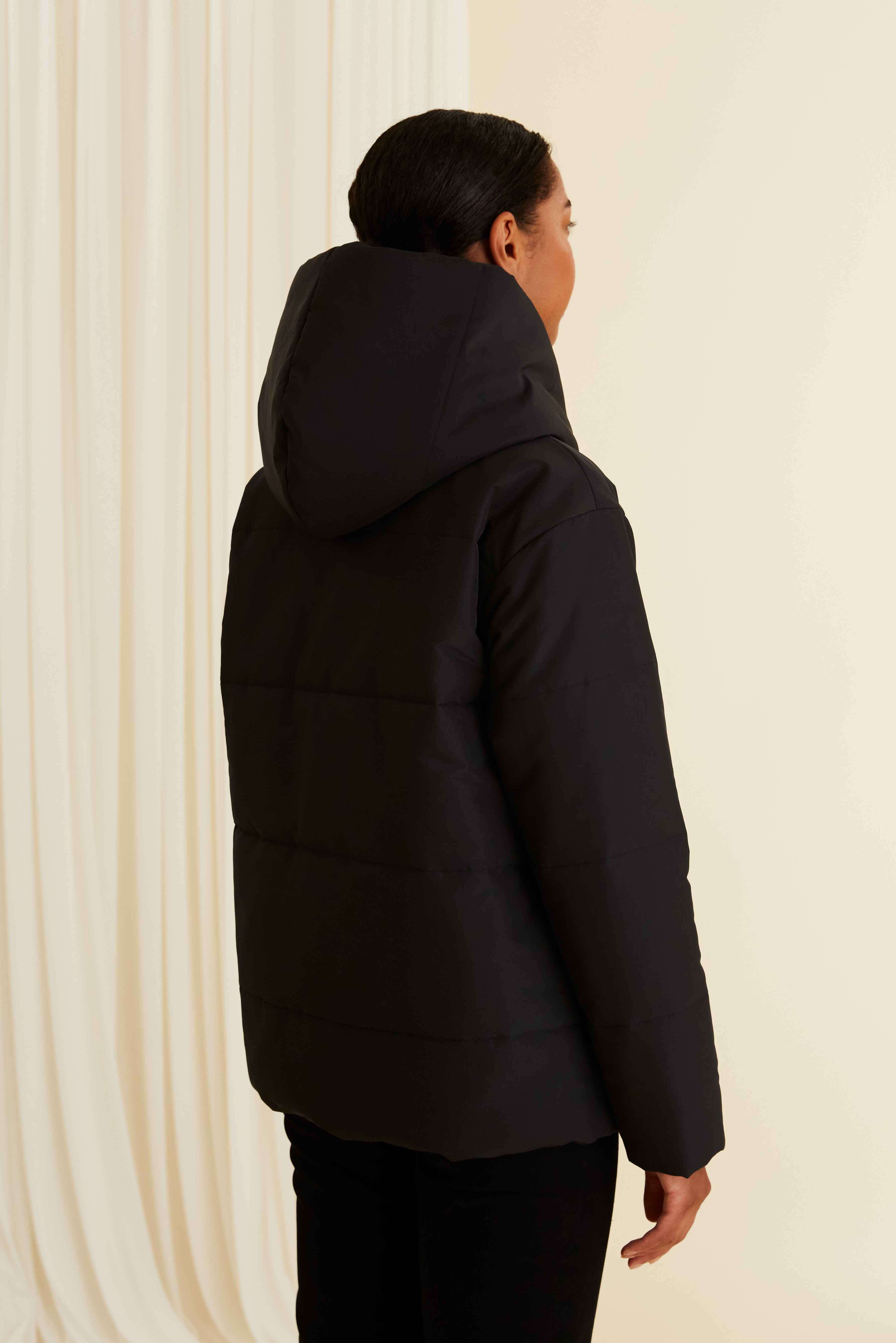 CHARLOTTE Lyhyt vettähylkivä toppatakki musta takaa