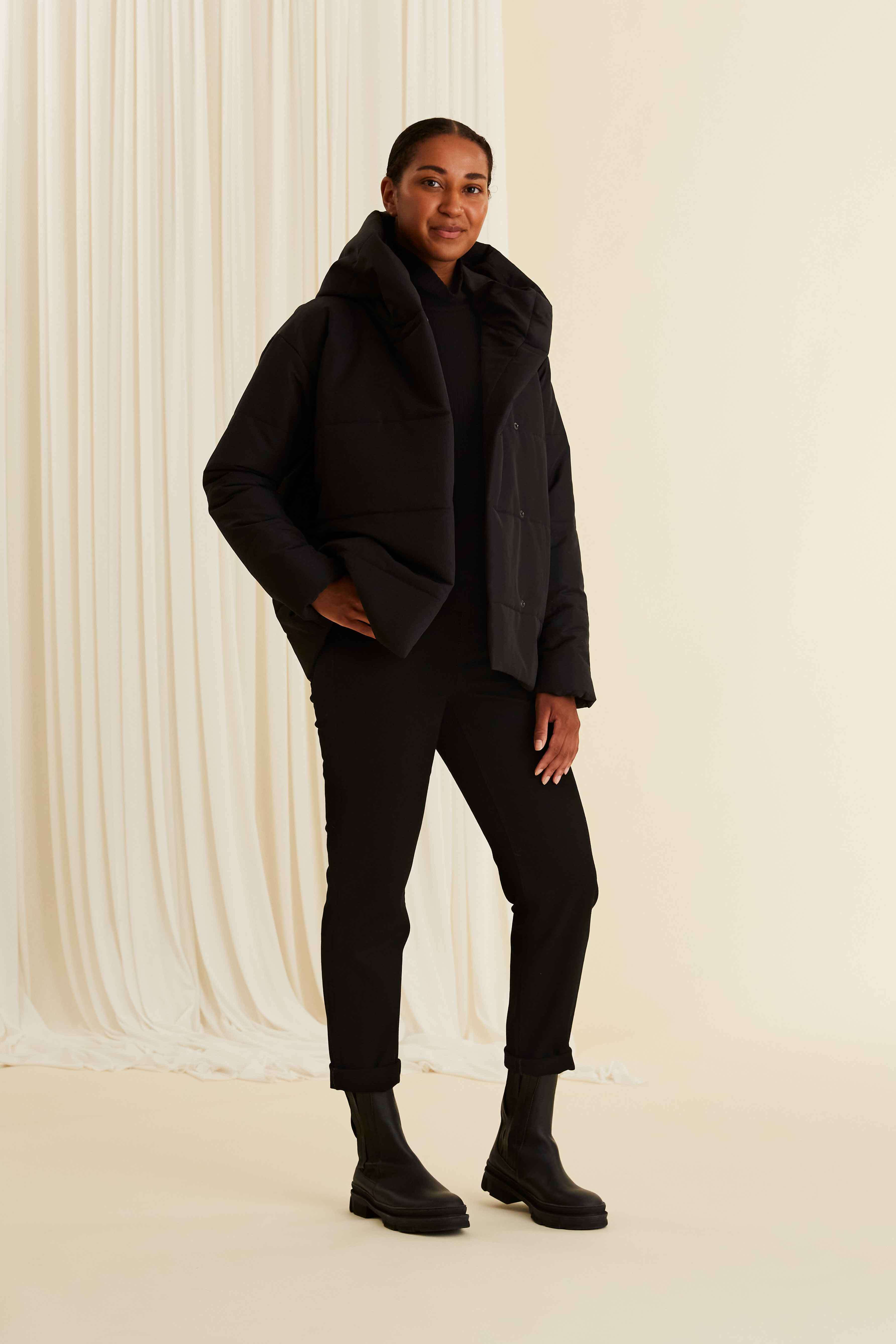 CHARLOTTE Lyhyt vettähylkivä toppatakki musta