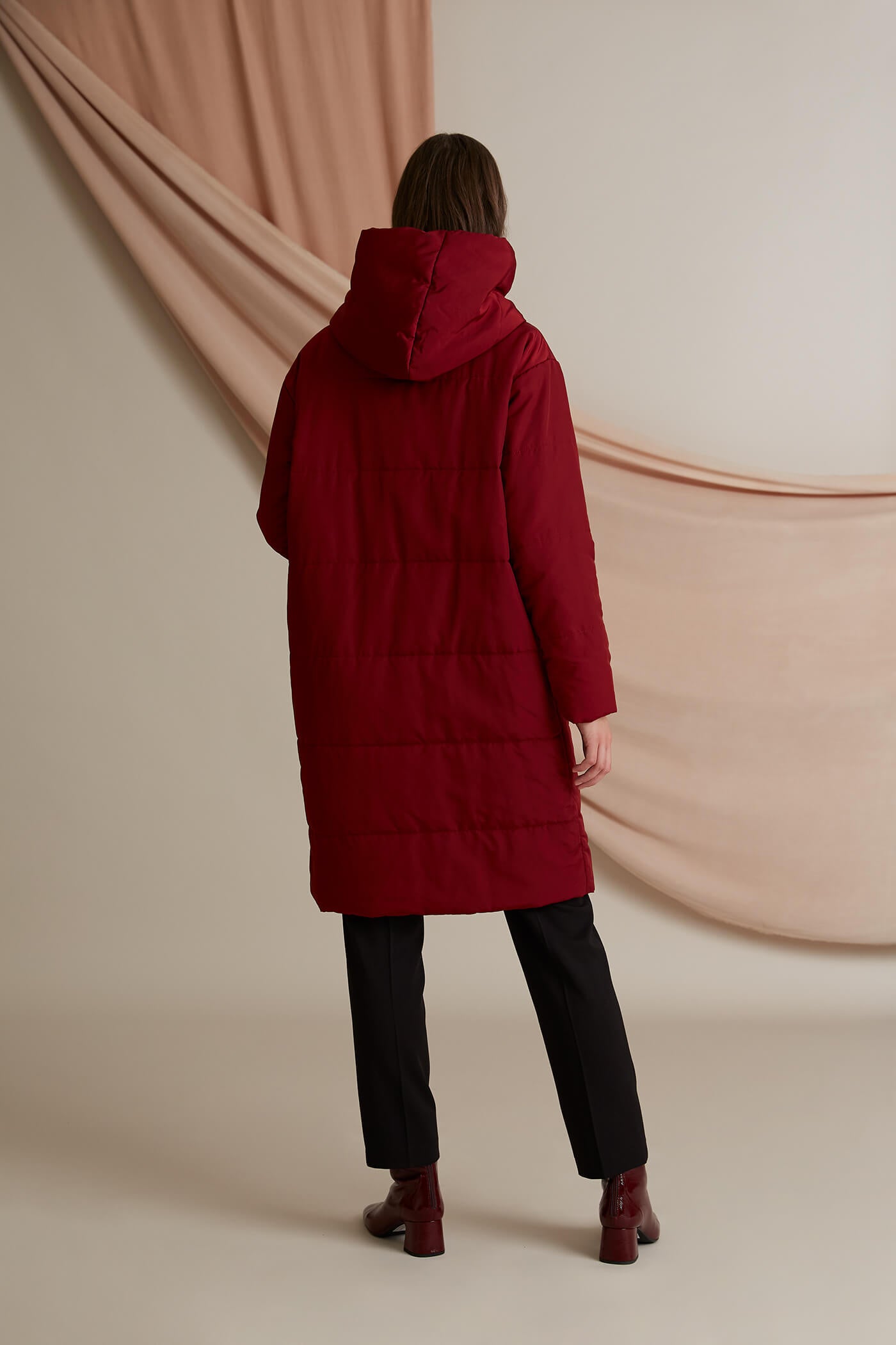 CONCERT Vettähylkivä toppatakki karmiininpunainen takaa