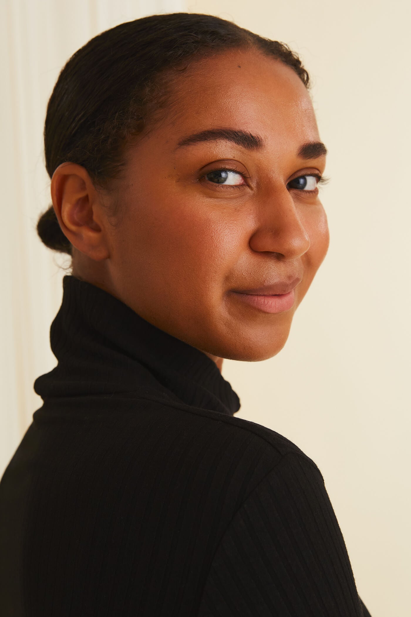 KATI Ribattu viskoosipoolo musta lahi