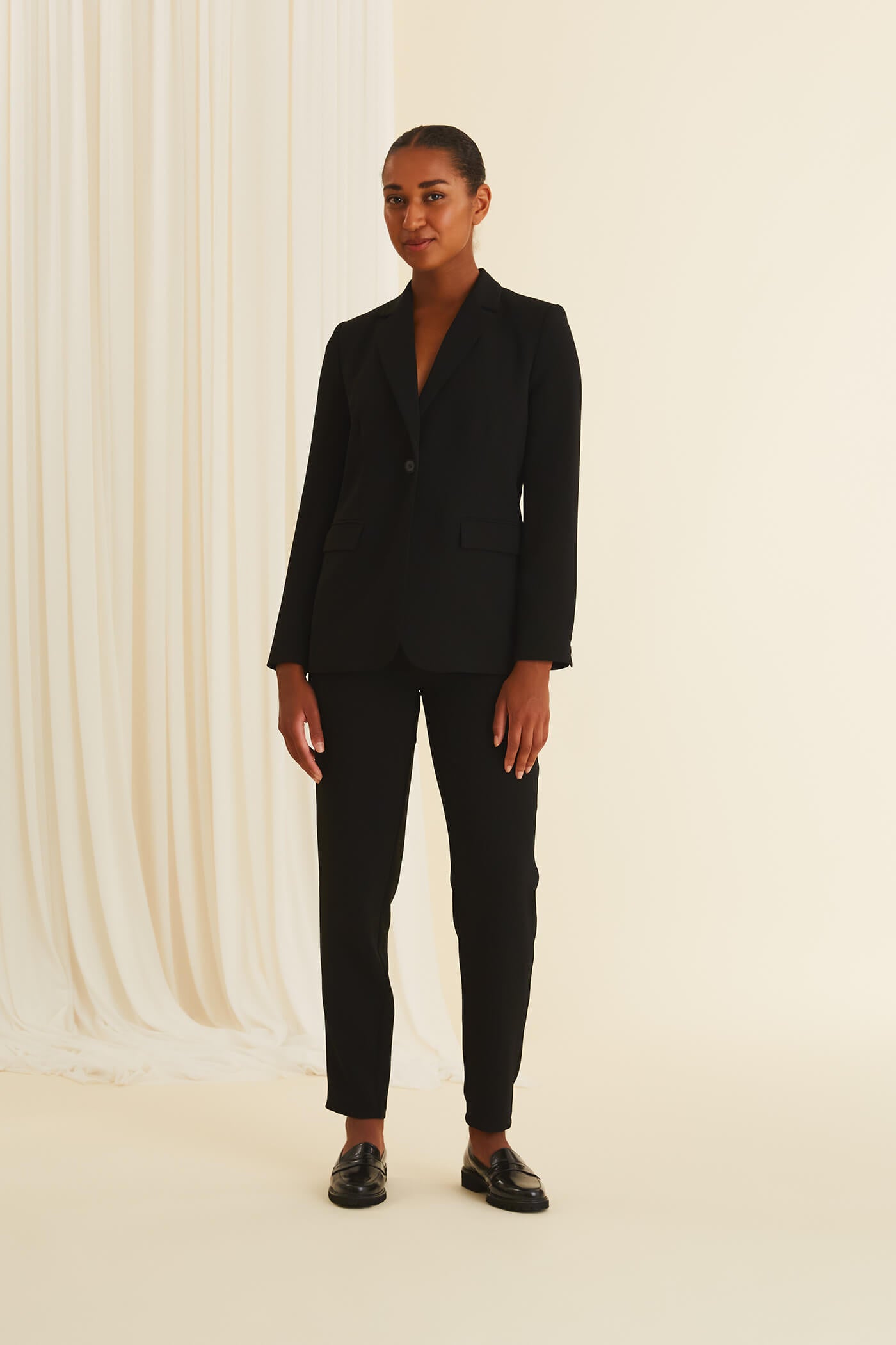 KENZIE Klassinen bleiseri musta edesta