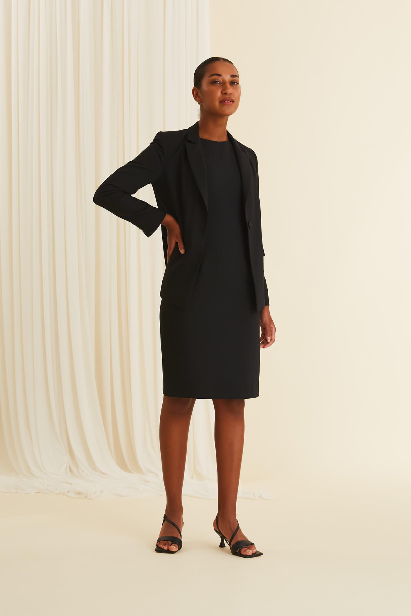 KIARA Klassinen bleiseri musta edesta