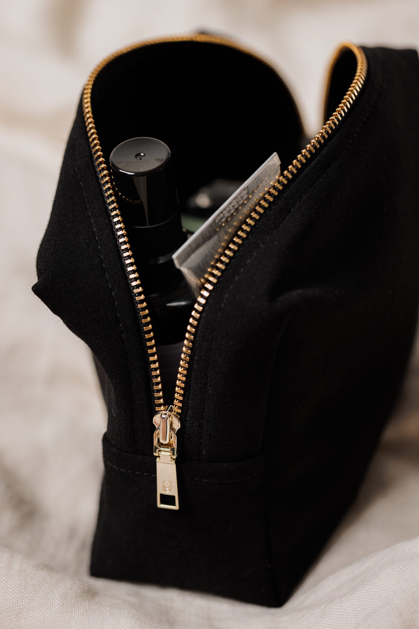 LULU Kosmetiikkalaukku musta auki