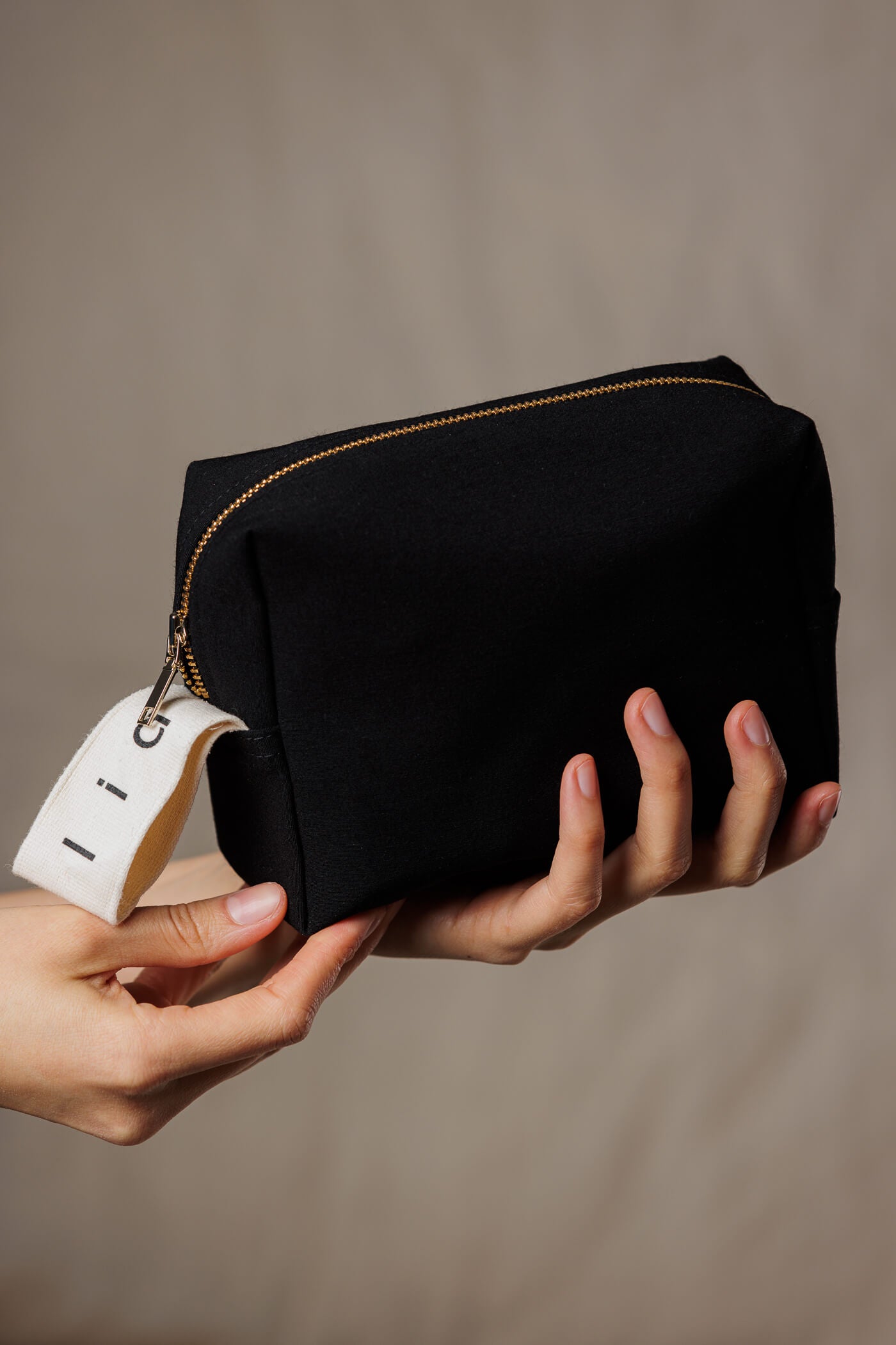 LULU Kosmetiikkalaukku musta-musta