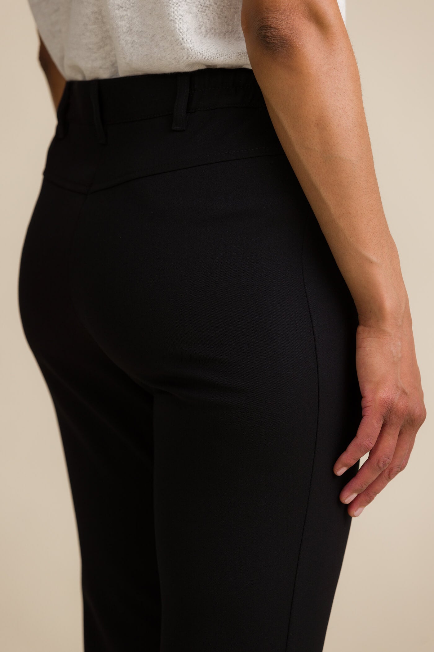 DORA Suorat housut musta takaa