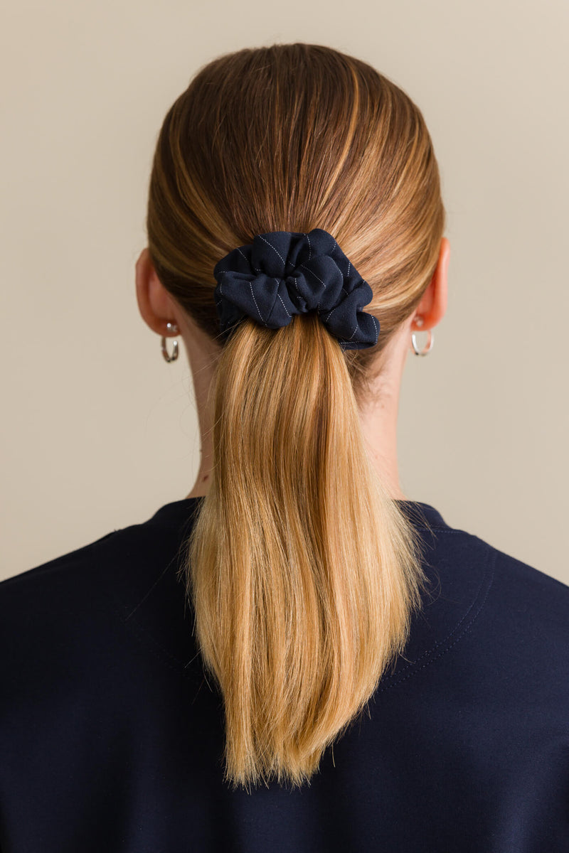 em scrunchie pampula laivastonsininen valkoinen taka