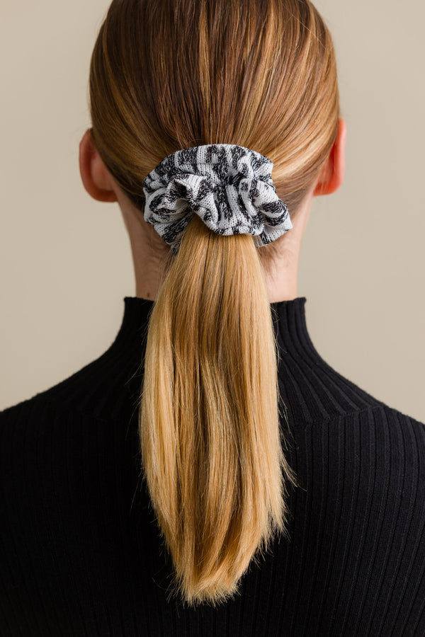 em scrunchie pampula m109 valkomusta takaa