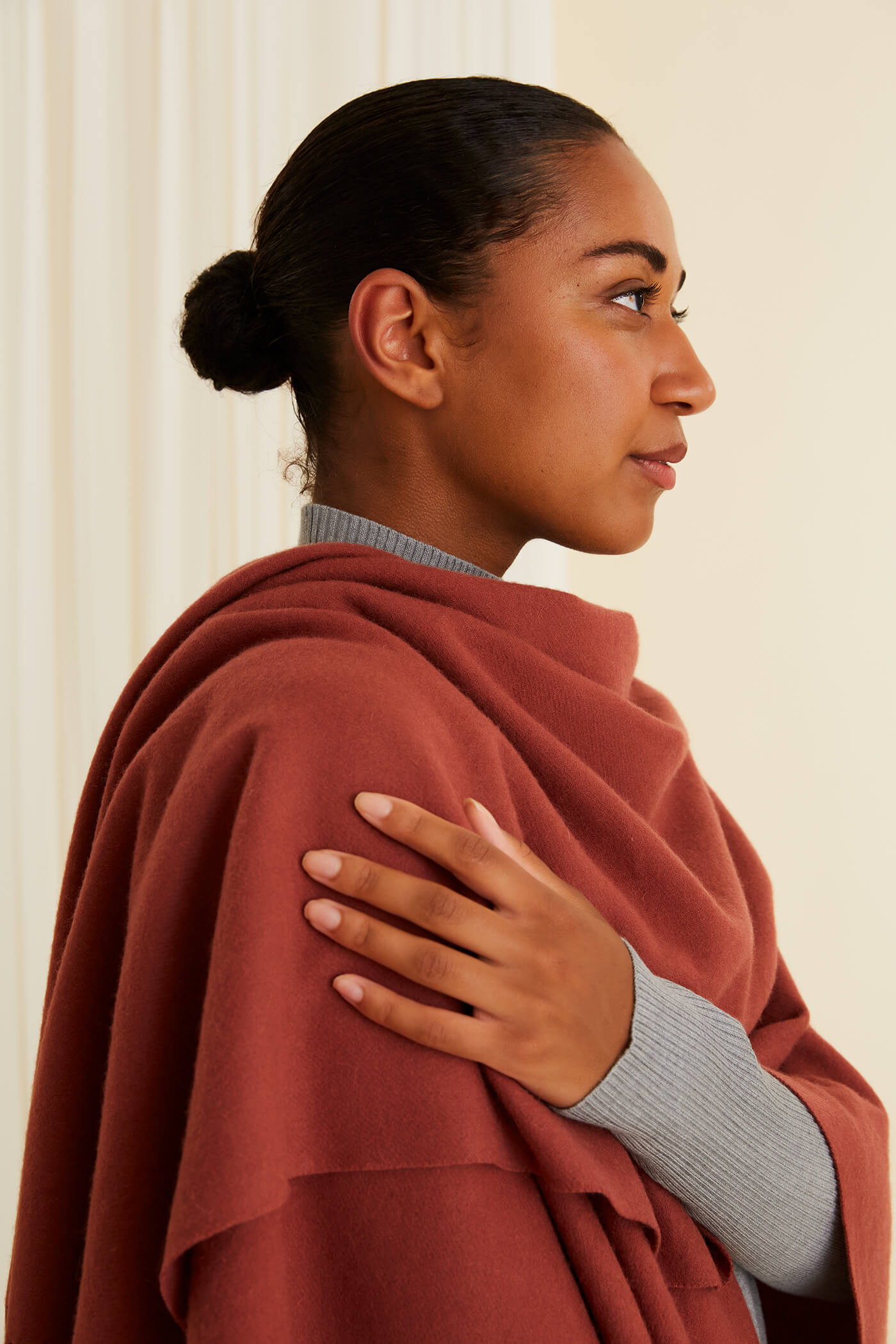 CIARA Hapsullinen villaponcho marsala edesta