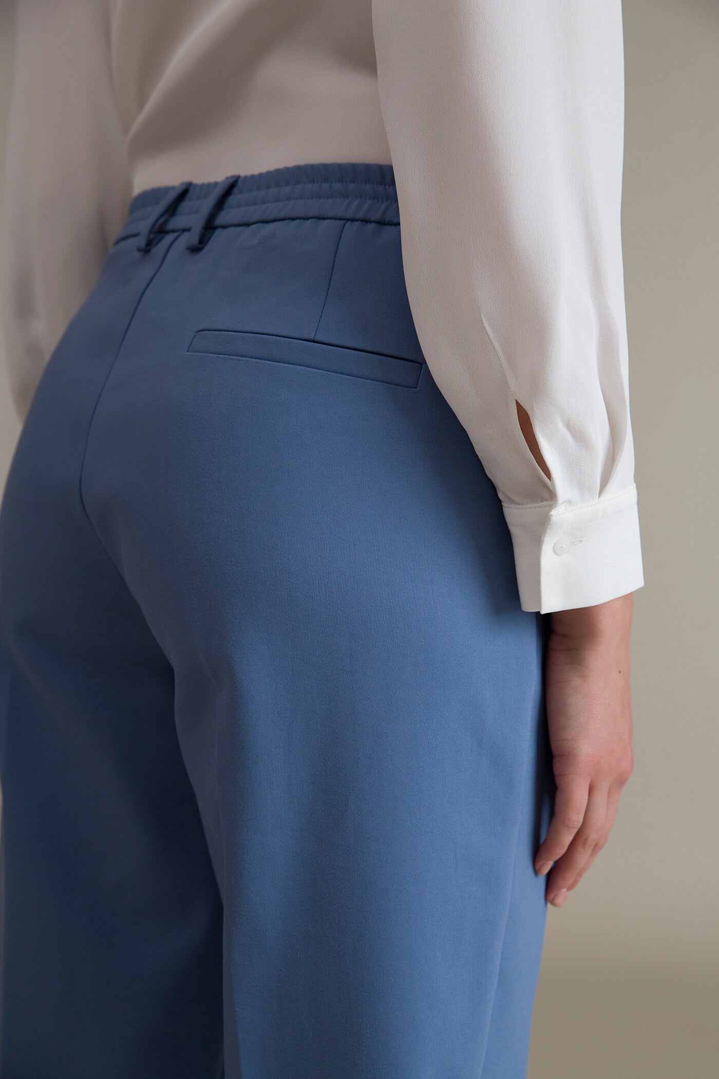 HILDA Prässihousut, curvy hip sumunsininen takaa