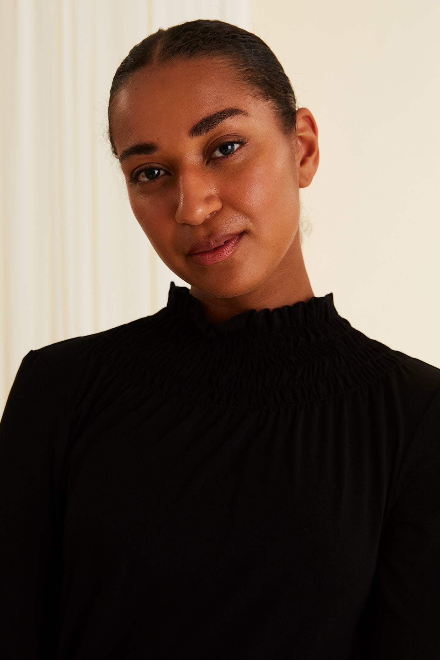 NIKOLETTA Korkeakauluksinen pusero musta lahi