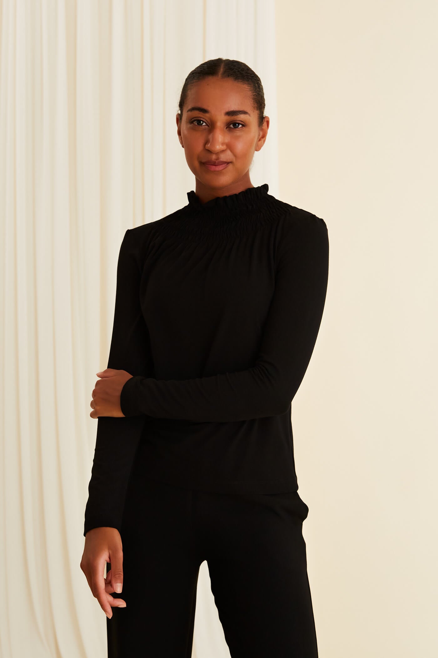 NIKOLETTA Korkeakauluksinen pusero musta