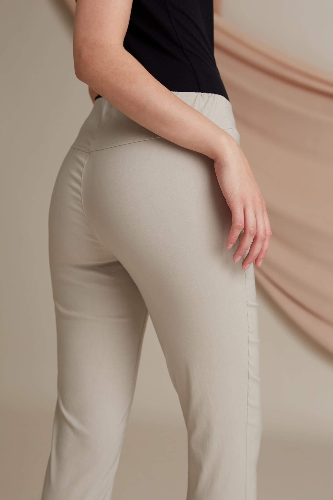 Voglia Elza taskulliset strech housut beige takaa